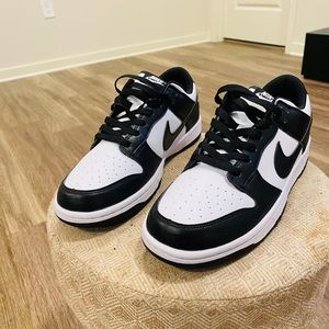 NIKE DUNK LOW PANDA (NEVER WORN)
